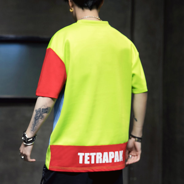 Värviline meeste T-särk ovaalse kaelusega ja kirjadega