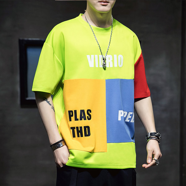 Värviline meeste T-särk ovaalse kaelusega ja kirjadega