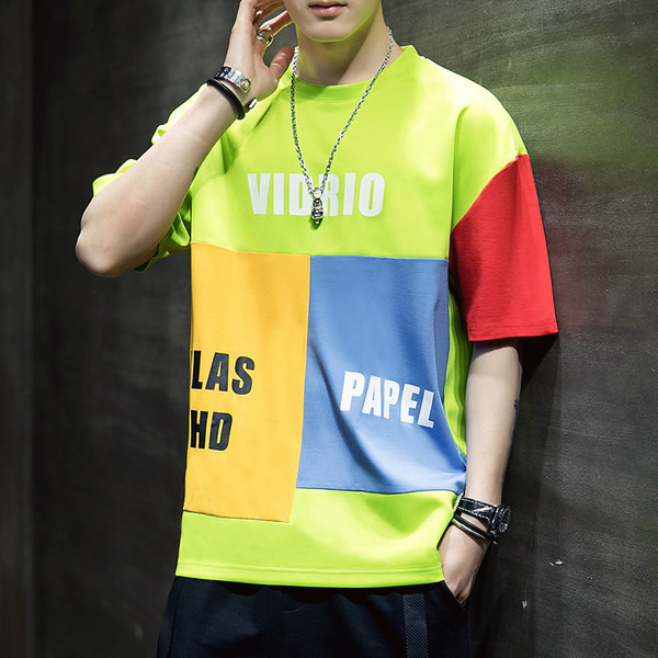 Värviline meeste T-särk ovaalse kaelusega ja kirjadega