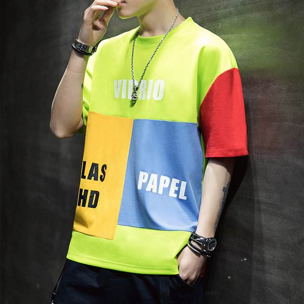 Värviline meeste T-särk ovaalse kaelusega ja kirjadega