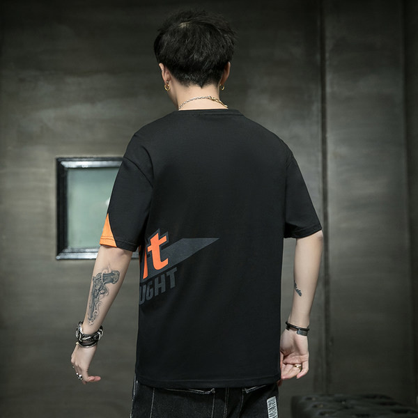 Uue mudeli lai aplikatsiooniga meeste T-särk