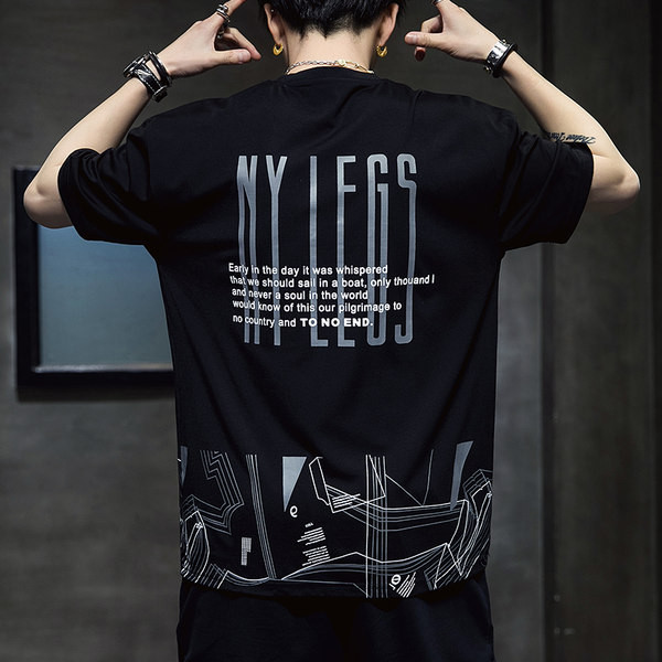 Laia mudeliga meeste T-särk aplikatsiooni ja ümara kaelusega