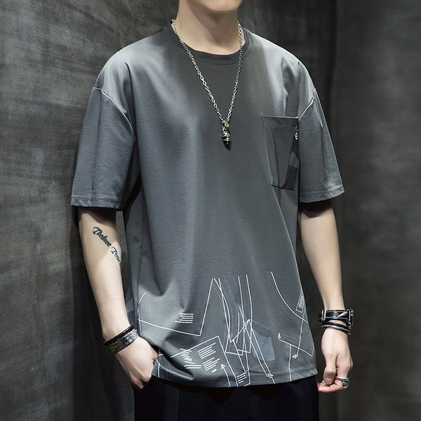 Laia mudeliga meeste T-särk aplikatsiooni ja ümara kaelusega