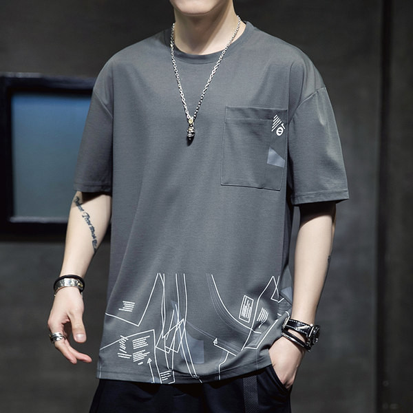 Laia mudeliga meeste T-särk aplikatsiooni ja ümara kaelusega