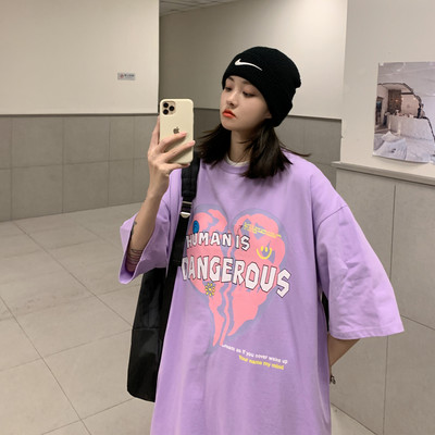 Ανδρική μπλούζα με κοντά μανίκια και πολύχρωμο απλικέ