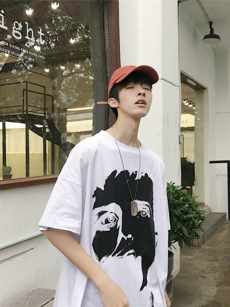 Μπλουζάκι φαρδύ ανδρικό με κοντά μανίκια και απλικέ