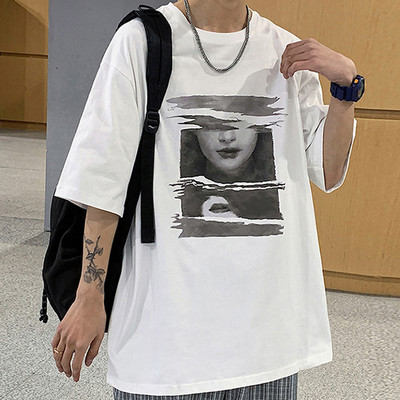 Nemokamo modelio vyriški marškinėliai su aplikacijomis ir trumpomis rankovėmis