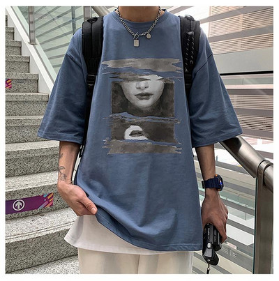 Nemokamo modelio vyriški marškinėliai su aplikacijomis ir trumpomis rankovėmis