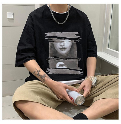 Nemokamo modelio vyriški marškinėliai su aplikacijomis ir trumpomis rankovėmis