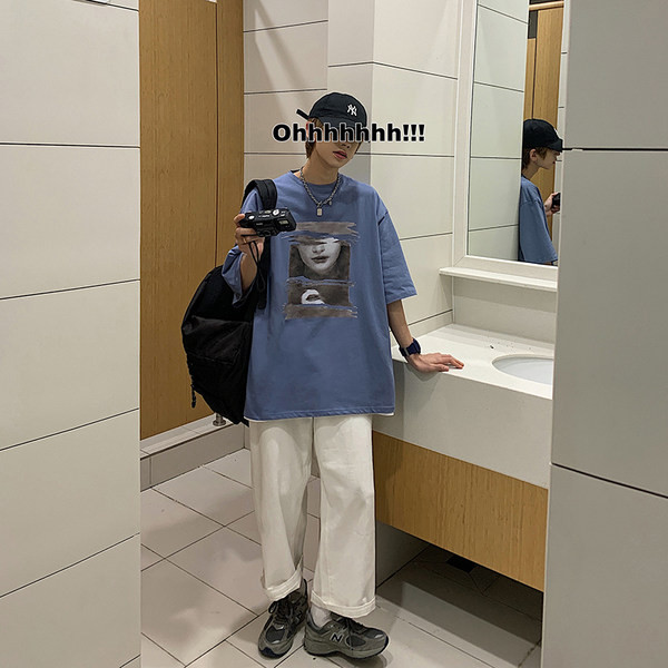 Nemokamo modelio vyriški marškinėliai su aplikacijomis ir trumpomis rankovėmis