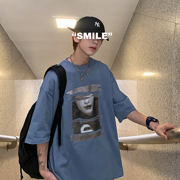 Nemokamo modelio vyriški marškinėliai su aplikacijomis ir trumpomis rankovėmis