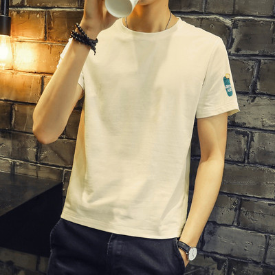 Meeste T-särk lühikeste varrukatega teksti ja aplikatsioonidega