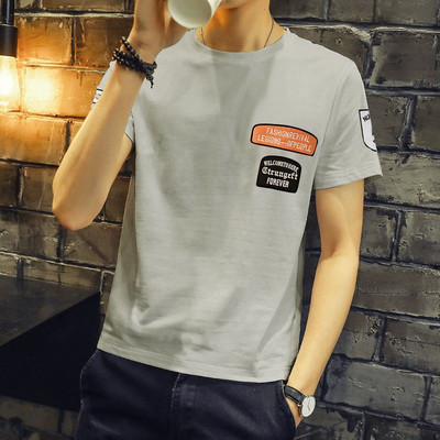 Meeste T-särk lühikeste varrukatega teksti ja aplikatsioonidega