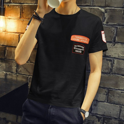 Meeste T-särk lühikeste varrukatega teksti ja aplikatsioonidega