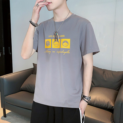 Meeste T-särk lühikeste varrukatega teksti ja aplikatsioonidega