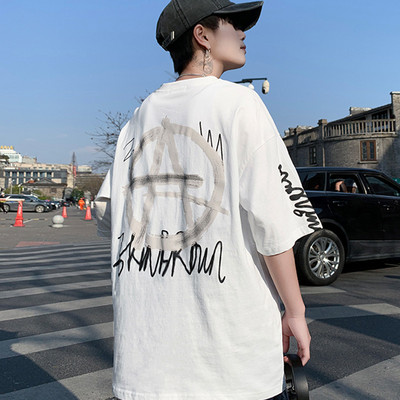 Meeste t-särk aplikatsiooniga seljal - mitu mudelit