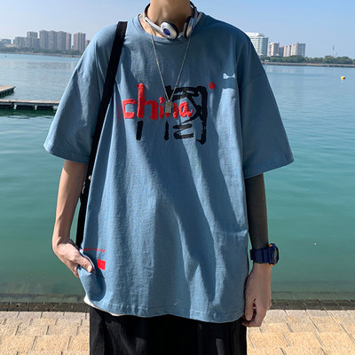 Ανδρικό μπλουζάκι με απλικέ και κοντά μανίκια