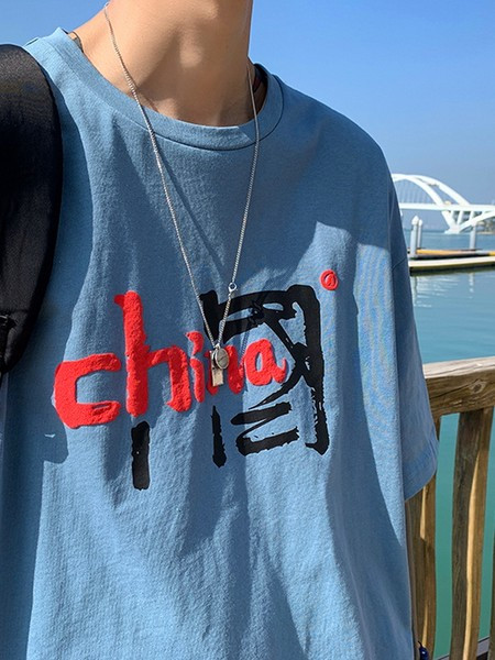 Ανδρικό μπλουζάκι με απλικέ και κοντά μανίκια