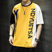 Aga meeste T-särgi mudel, millel on kiri aplikatsioon