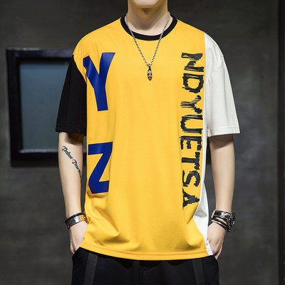 Aga meeste T-särgi mudel, millel on kiri aplikatsioon