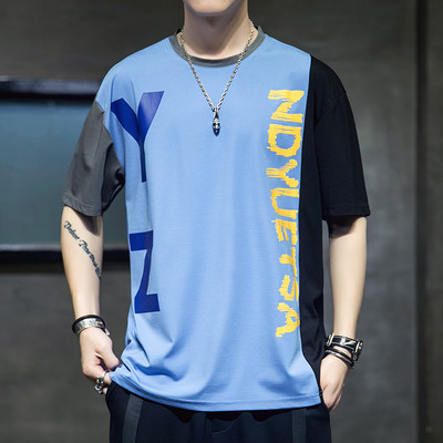 Aga meeste T-särgi mudel, millel on kiri aplikatsioon