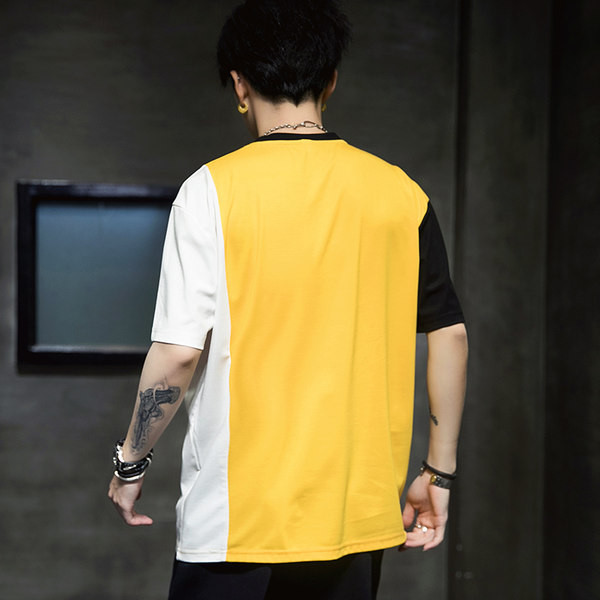 Aga meeste T-särgi mudel, millel on kiri aplikatsioon