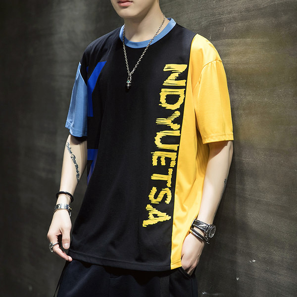 Aga meeste T-särgi mudel, millel on kiri aplikatsioon