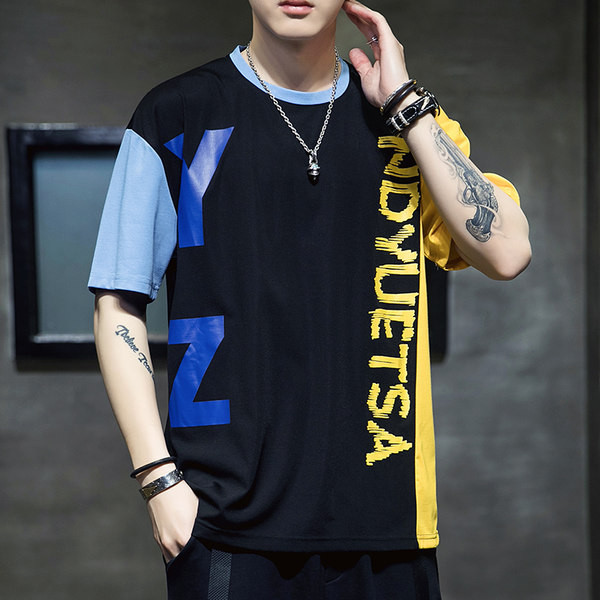 Aga meeste T-särgi mudel, millel on kiri aplikatsioon