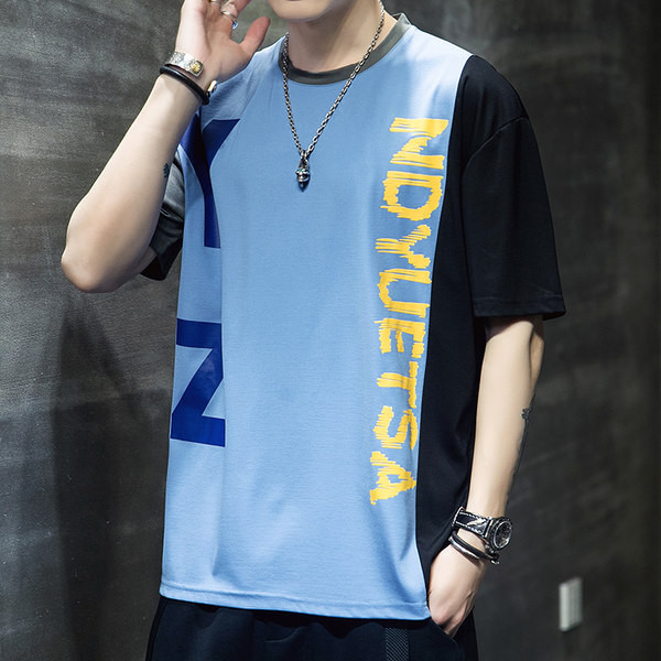 Aga meeste T-särgi mudel, millel on kiri aplikatsioon