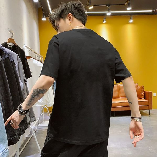 Ανδρικό μπλουζάκι με απλικέ χρώμα και οβάλ λαιμόκοψη