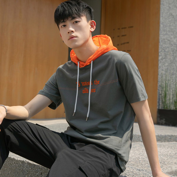 Moderna muška majica s kapuljačom i printom u više boja