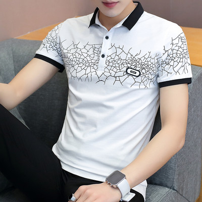 Moodne meeste T-särk klassikalise krae ja embleemiga