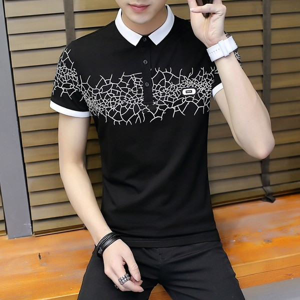 Moodne meeste T-särk klassikalise krae ja embleemiga