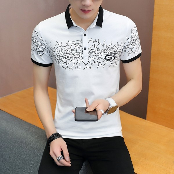 Moodne meeste T-särk klassikalise krae ja embleemiga