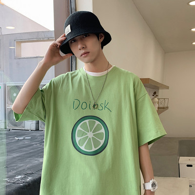 Ανδρικό μπλουζάκι με οβάλ λαιμόκοψη και απλικέ