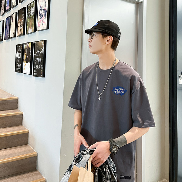 Meeste aplikatsiooni ja lühikeste varrukatega t-särk