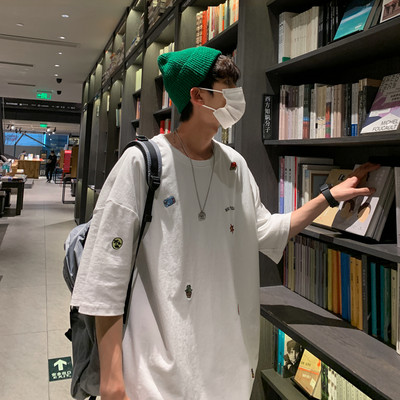 Tasuta mudel tikanditega meeste T-särk