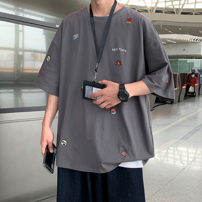 Tasuta mudel tikanditega meeste T-särk