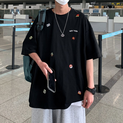 Tasuta mudel tikanditega meeste T-särk