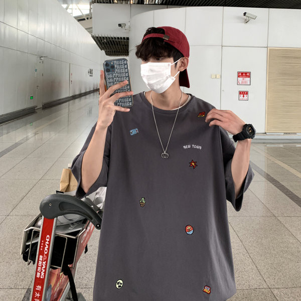 Tasuta mudel tikanditega meeste T-särk