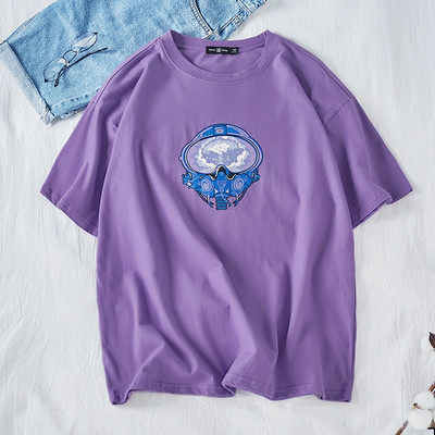 Ανδρικό μπλουζάκι με απλικέ και οβάλ ντεκολτέ