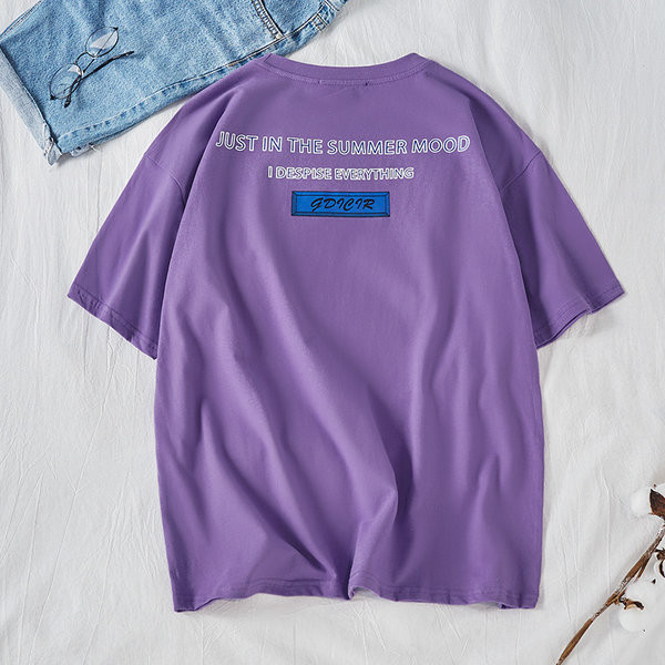 Ανδρικό μπλουζάκι με απλικέ και οβάλ ντεκολτέ