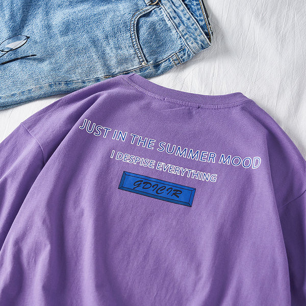 Ανδρικό μπλουζάκι με απλικέ και οβάλ ντεκολτέ