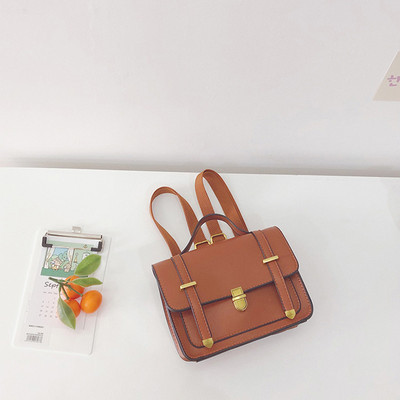 Μοντέρνο παιδικό σακίδιο σε τετράγωνο σχήμα με κοντή λαβή