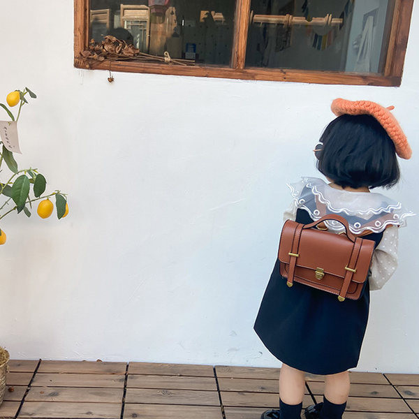 Μοντέρνο παιδικό σακίδιο σε τετράγωνο σχήμα με κοντή λαβή