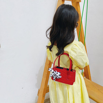 Κομψή παιδική μίνι τσάντα σε τετράγωνο σχήμα με κοντή και μακριά λαβή