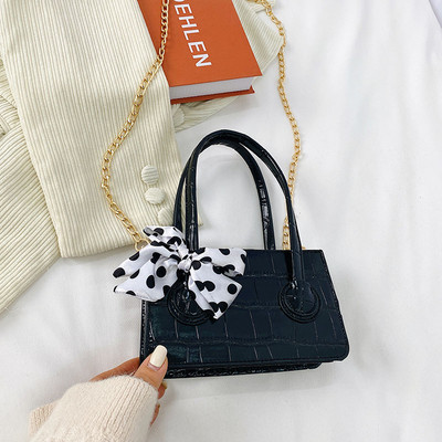 Κομψή παιδική μίνι τσάντα σε τετράγωνο σχήμα με κοντή και μακριά λαβή