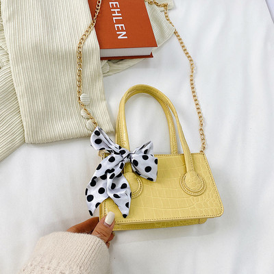 Κομψή παιδική μίνι τσάντα σε τετράγωνο σχήμα με κοντή και μακριά λαβή