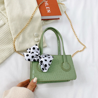 Κομψή παιδική μίνι τσάντα σε τετράγωνο σχήμα με κοντή και μακριά λαβή