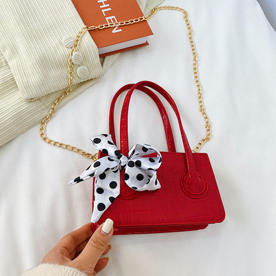 Κομψή παιδική μίνι τσάντα σε τετράγωνο σχήμα με κοντή και μακριά λαβή